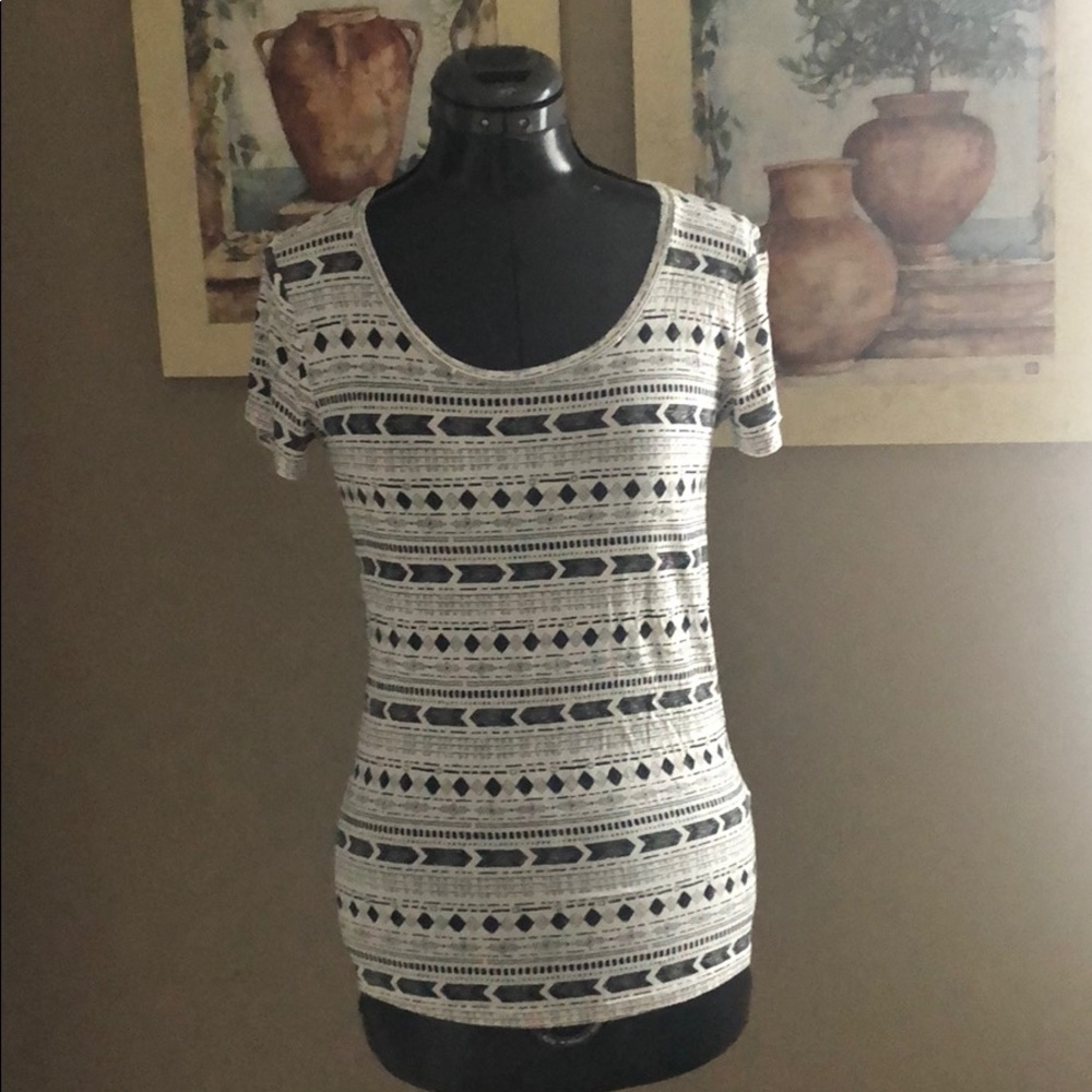 ❤️ 2 items for $10. Junior’s Mudd Everyday T-Shirt Size Small